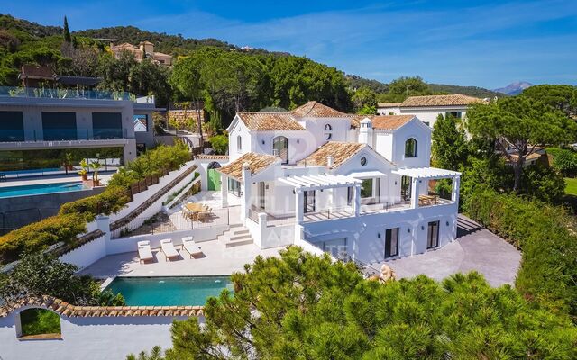 Villa de lujo elegante con espectaculares vistas al mar en El Madroñal, Benahavís