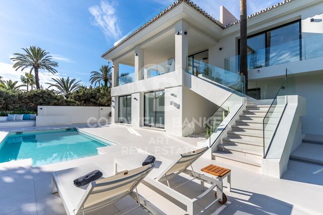Villa moderna de estilo andaluz con vistas al mar en Marbesa, Marbella