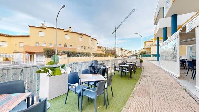 Bar-Restaurante en pleno funcionamiento + Vivienda en planta superior en Oliva Nova