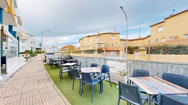 Bar-Restaurante en pleno funcionamiento + Vivienda en planta superior en Oliva Nova
