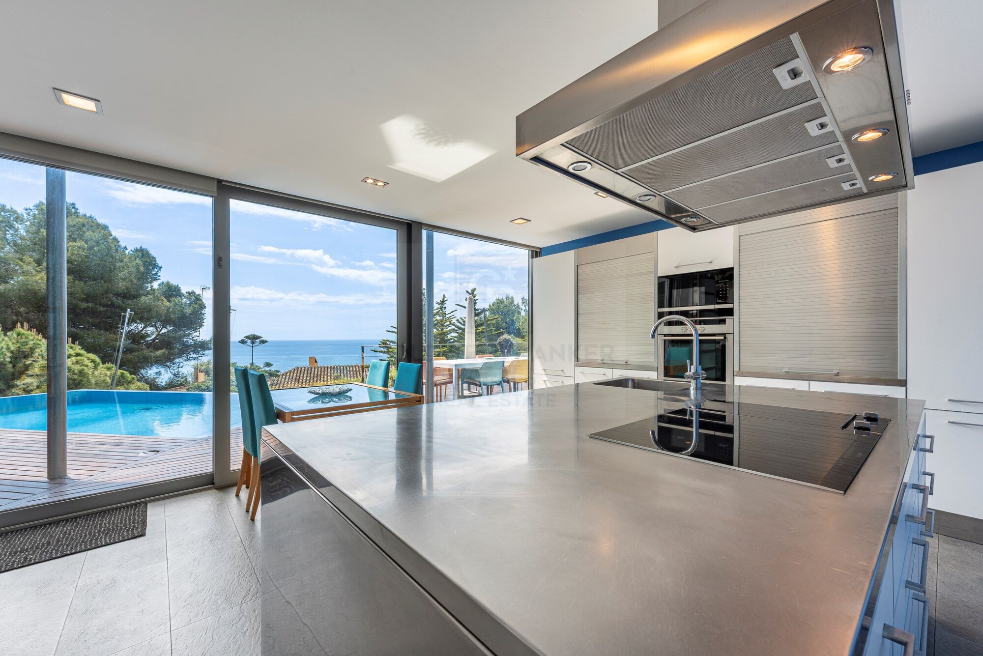 Contemporary villa with panoramic sea views in Tarragona