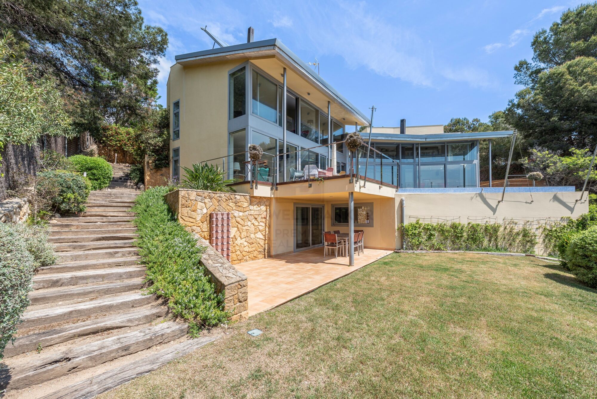 Contemporary villa with panoramic sea views in Tarragona