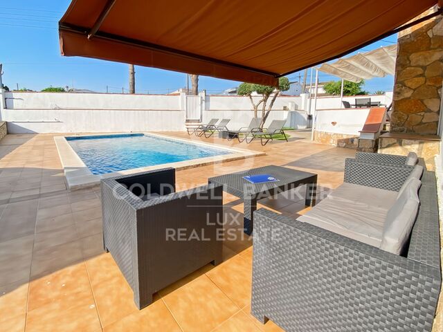 Casa con piscina, garaje y licencia turística cerca del mar