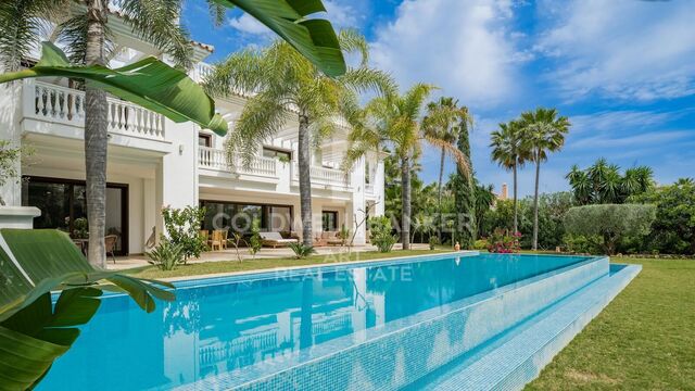 Elegante villa de lujo junto al mar en la prestigiosa zona de Casasola, Guadalmina, Costa del Sol