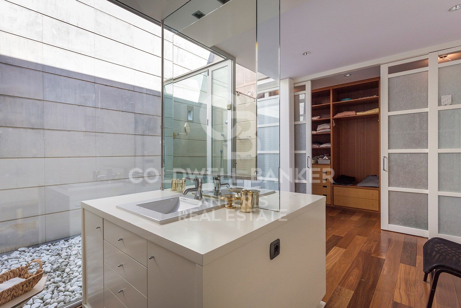 Stunning modern house with breathtaking panoramic views of the city