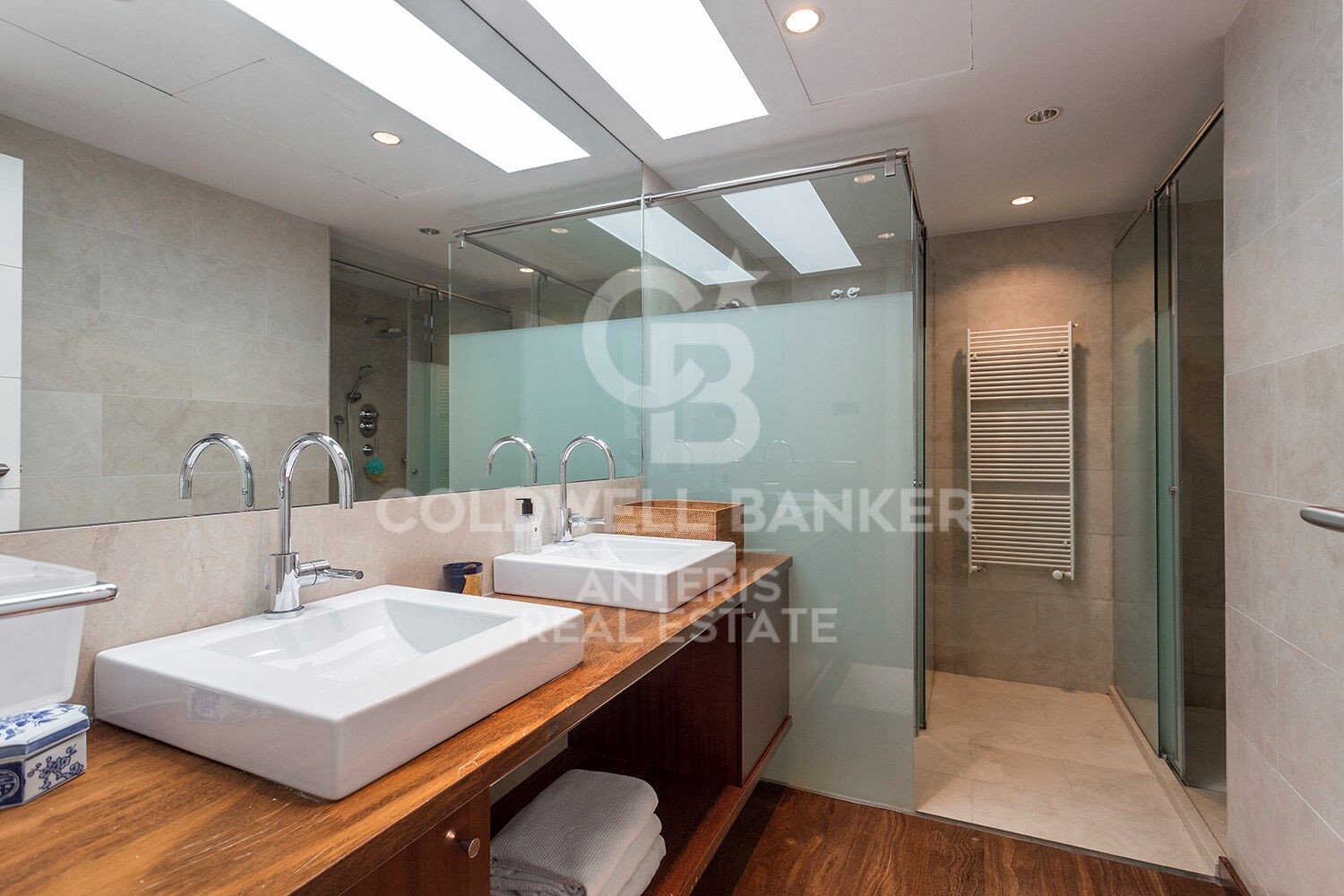 Stunning modern house with breathtaking panoramic views of the city