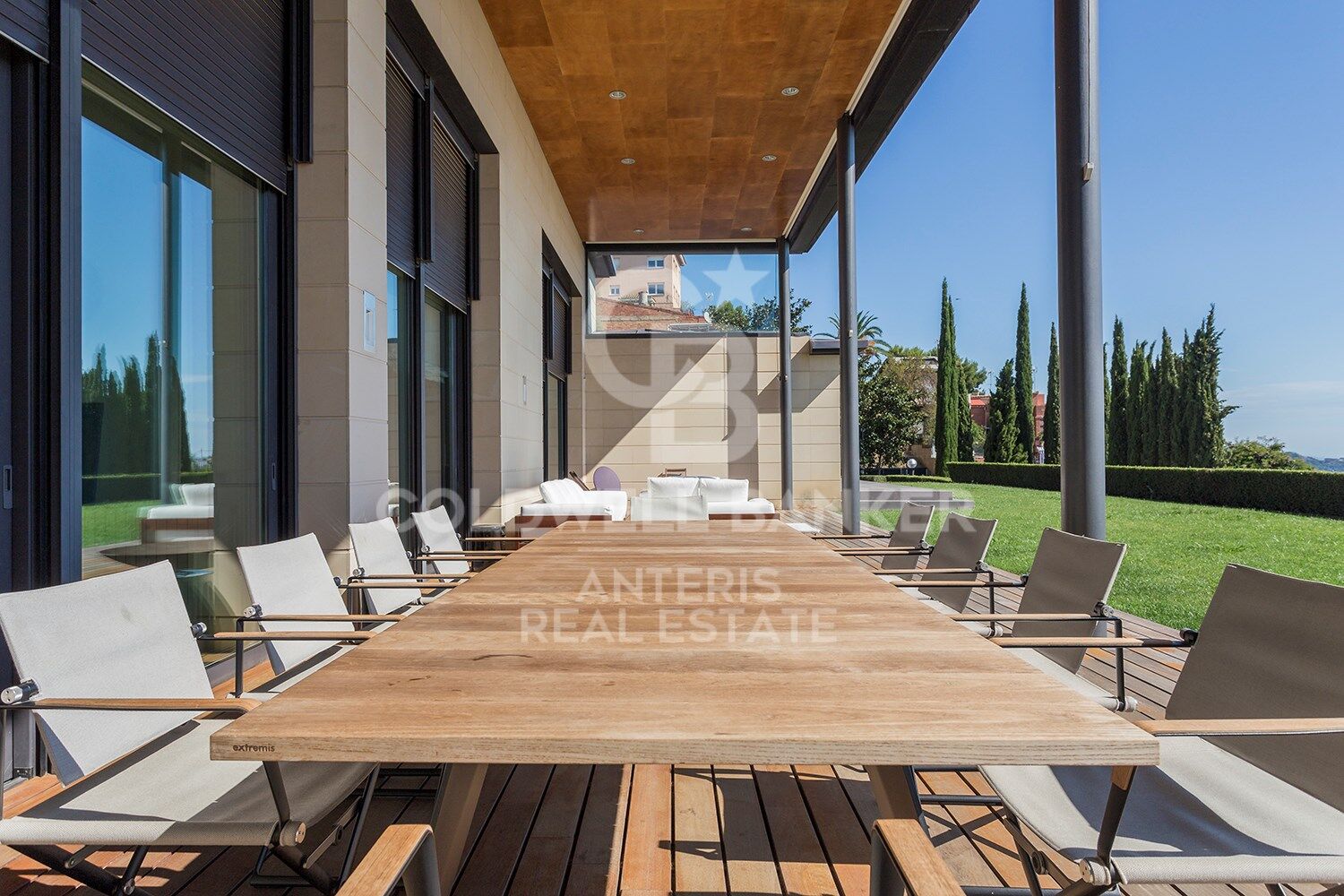 Stunning modern house with breathtaking panoramic views of the city