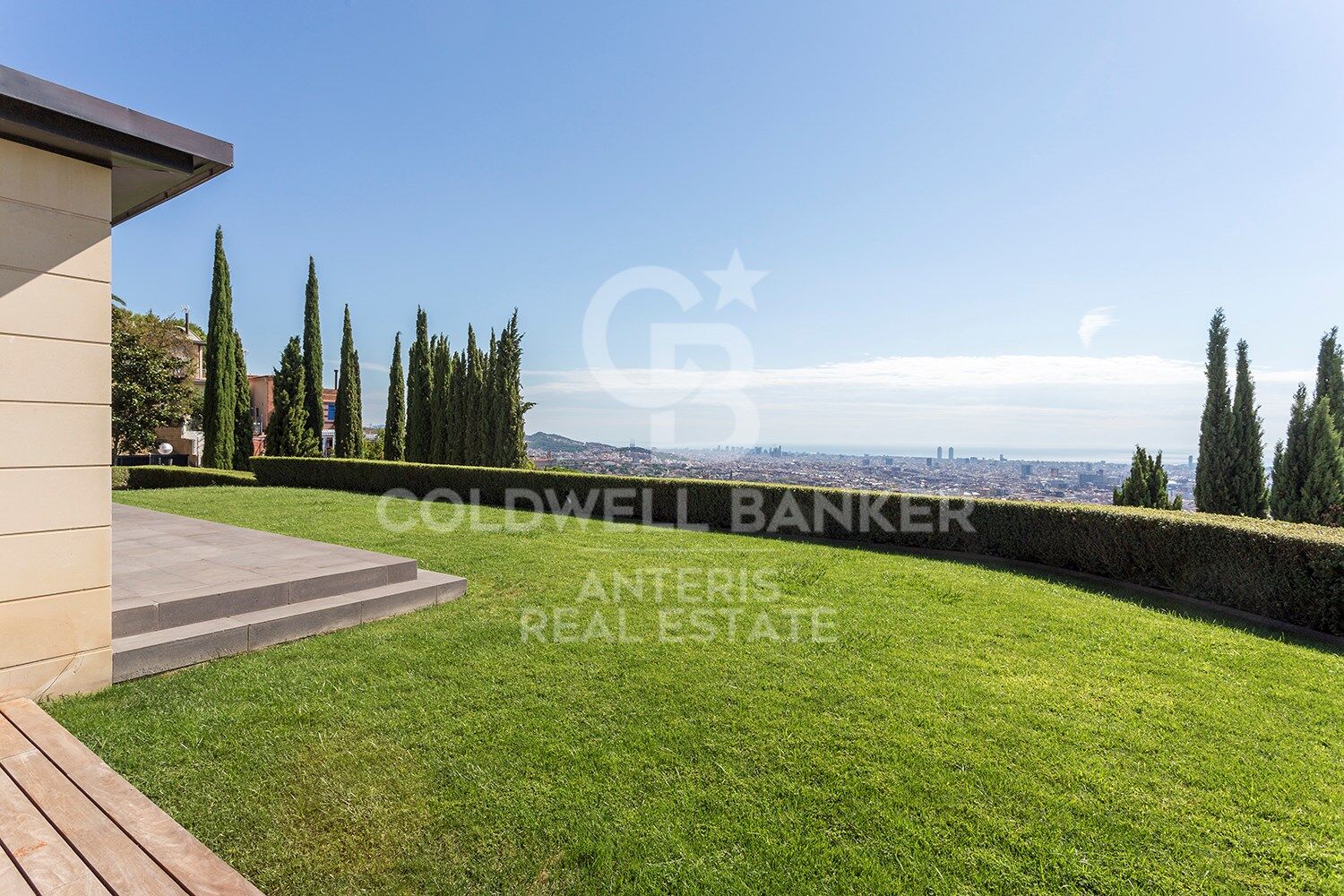 Stunning modern house with breathtaking panoramic views of the city