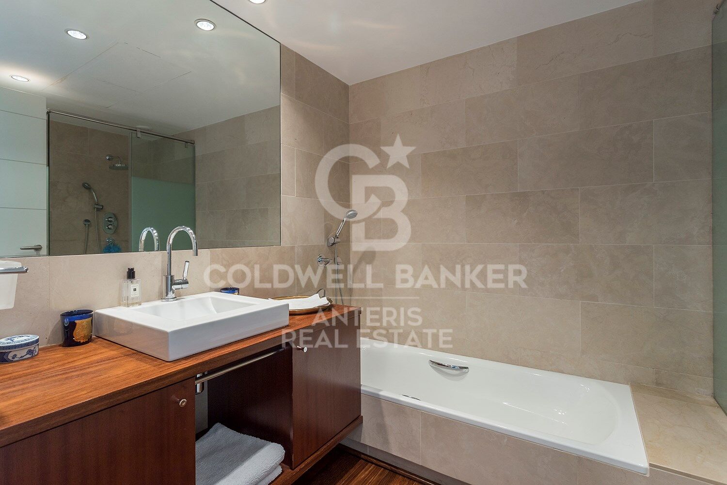 Stunning modern house with breathtaking panoramic views of the city