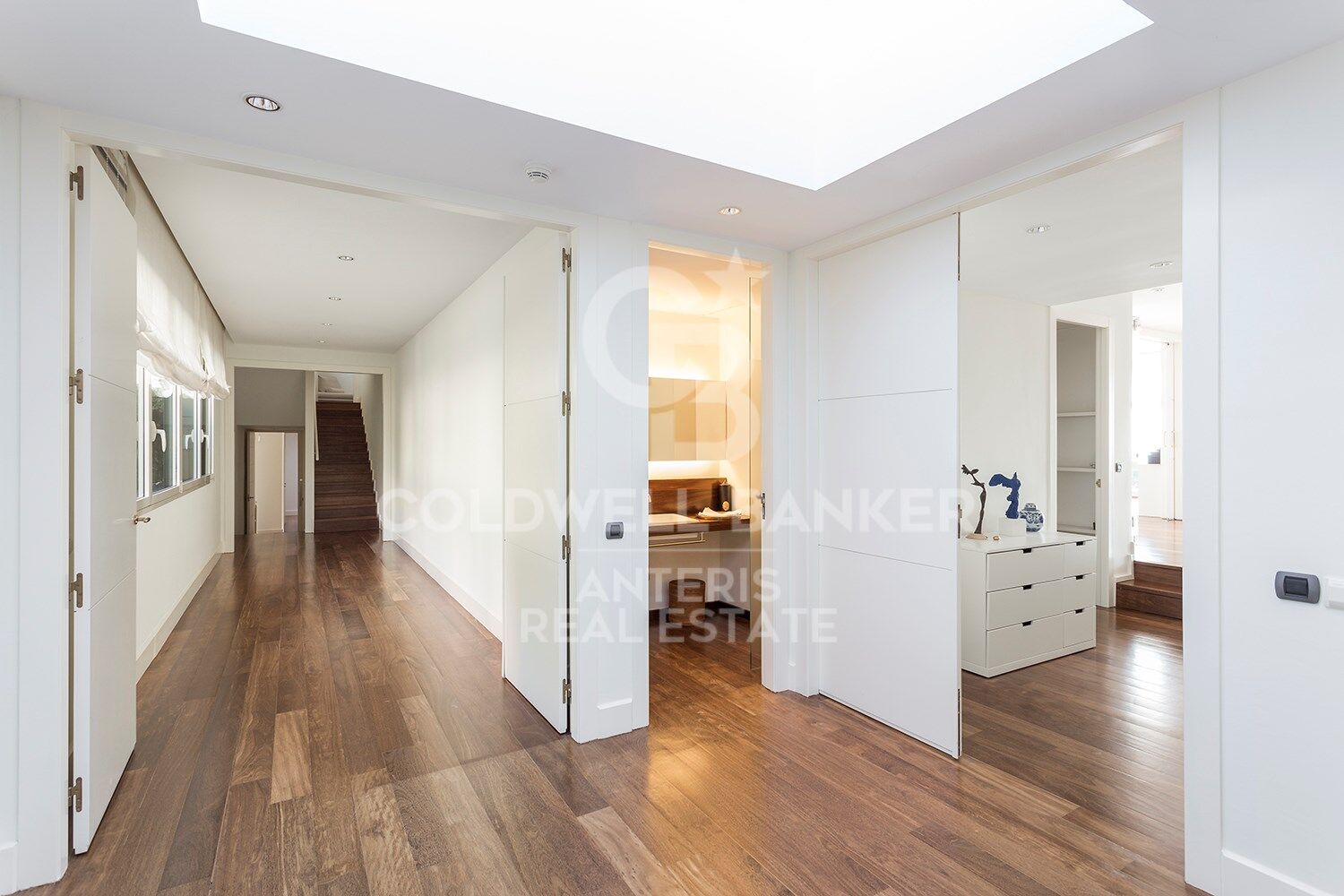 Stunning modern house with breathtaking panoramic views of the city