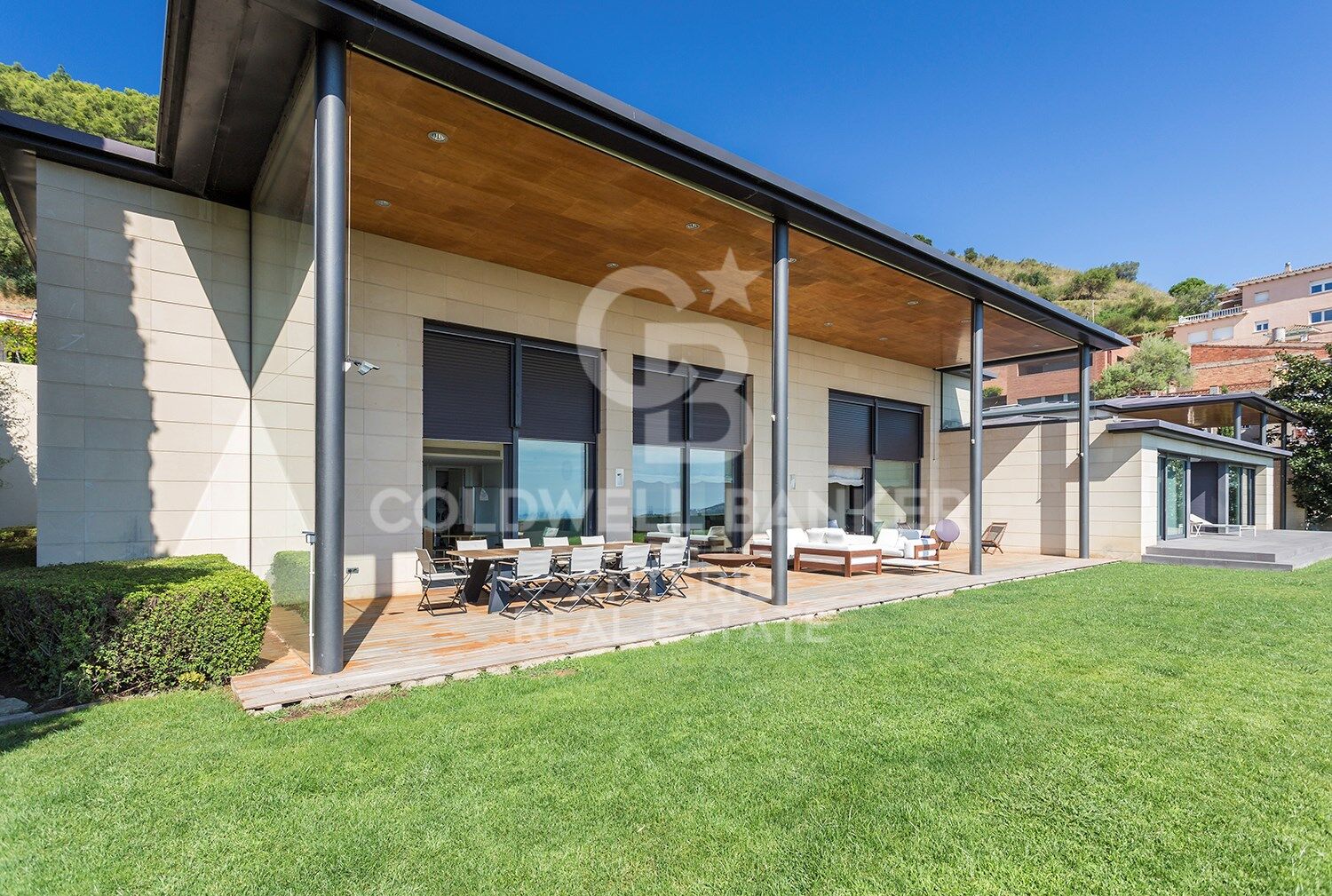 Stunning modern house with breathtaking panoramic views of the city