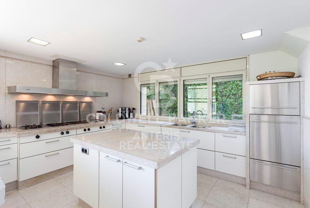 Stunning modern house with breathtaking panoramic views of the city