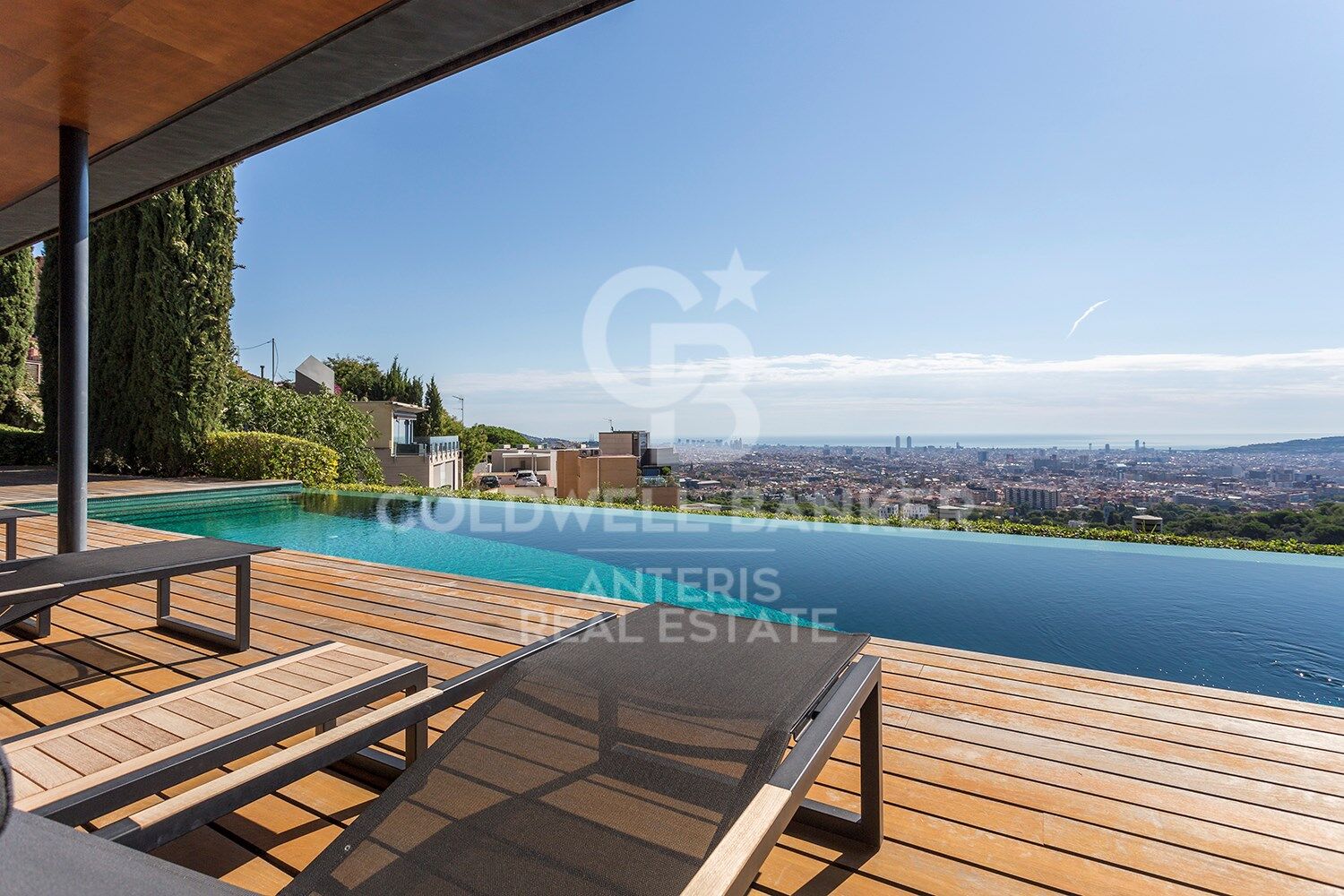 Stunning modern house with breathtaking panoramic views of the city