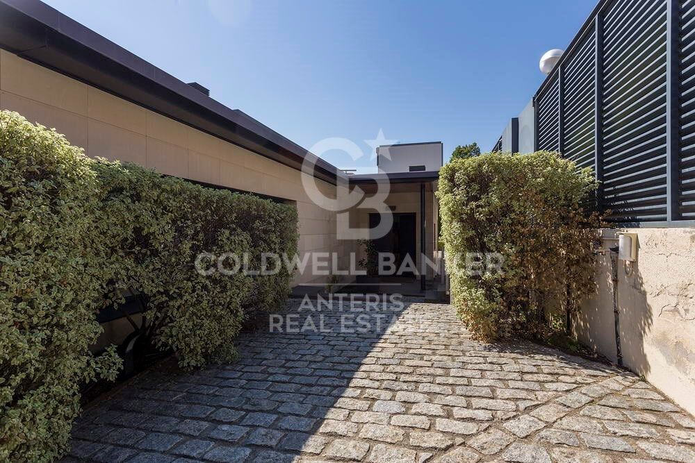 Stunning modern house with breathtaking panoramic views of the city