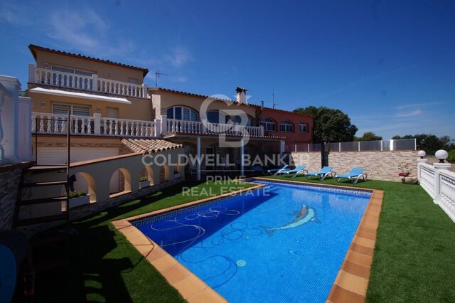 Impeccable semi-detached house with panoramic views of the sea and the valley in Pals