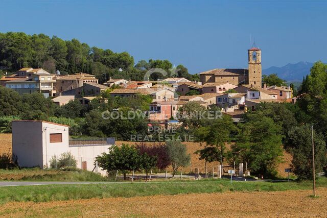 En vente, magnifique mas rénovée située dans le village de Galliners, commune de Vilademuls, Gérone.