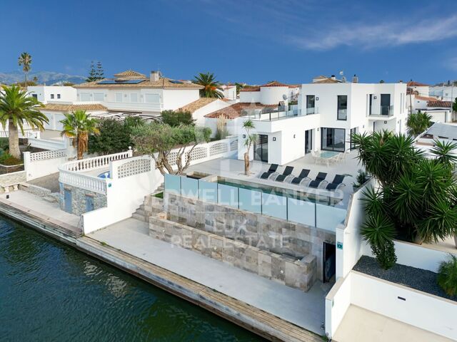 Villa de luxe rénovée avec amarrage de 12,5 m à Empuriabrava