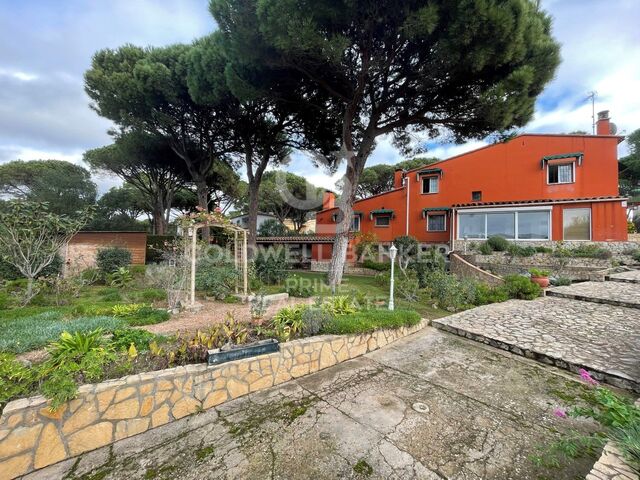 En venta casa unifamiliar con jardín y piscina en Calella de Palafrugell, Costa Brava