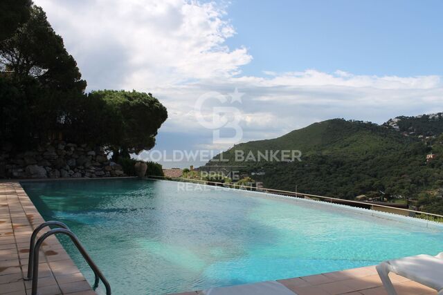 Maison en vente avec des vues agréables sur la mer à Begur.