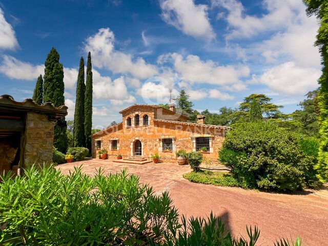 Finca rústica única junto al PGA Catalunya