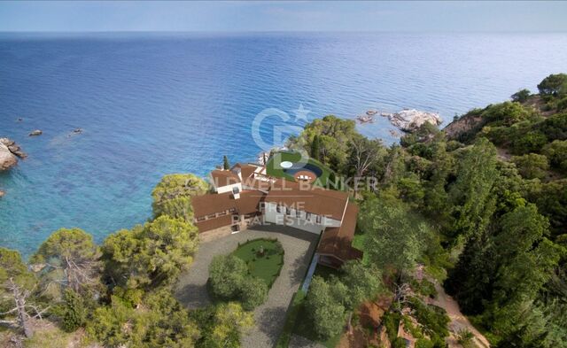 Exclusive villa en vente en bord de mer, située à Lloret de Mar