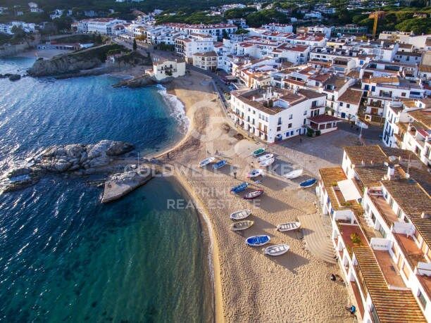 En venta casa de pueblo con jardín y piscina privada en el municipio de Palafrugell