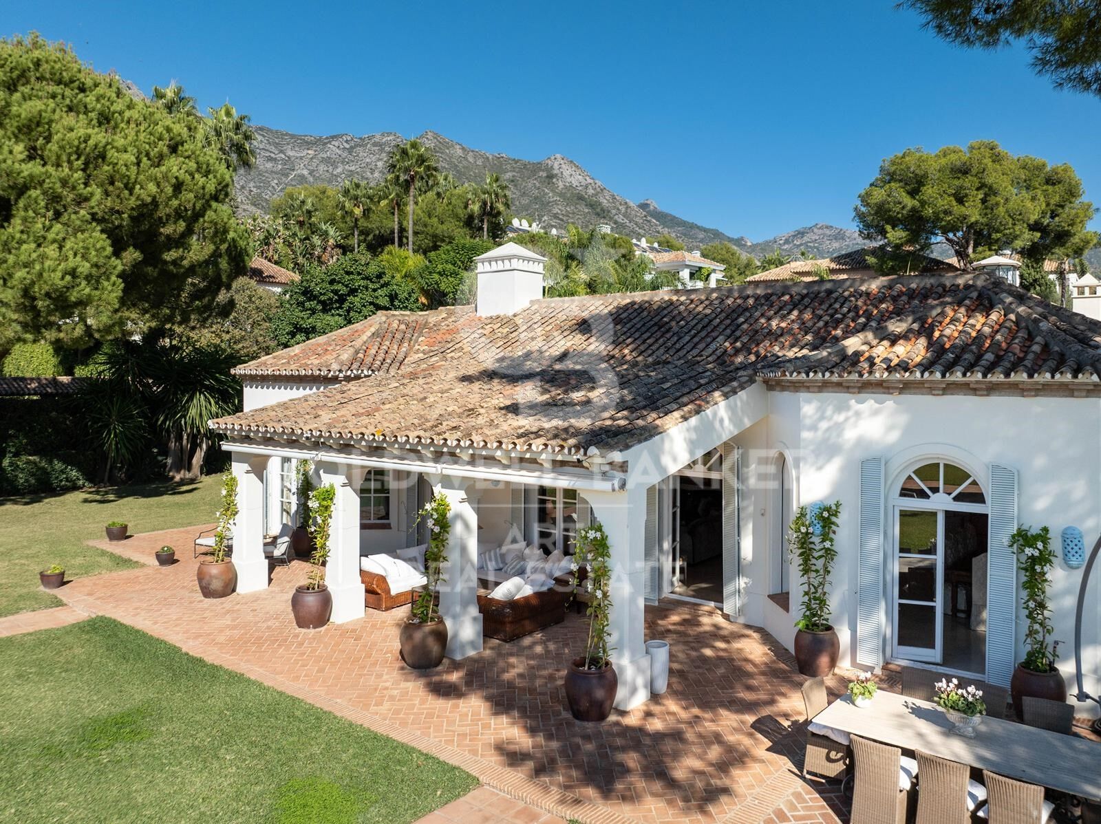 Un sereno oasis de lujo en Altos Reales, Marbella