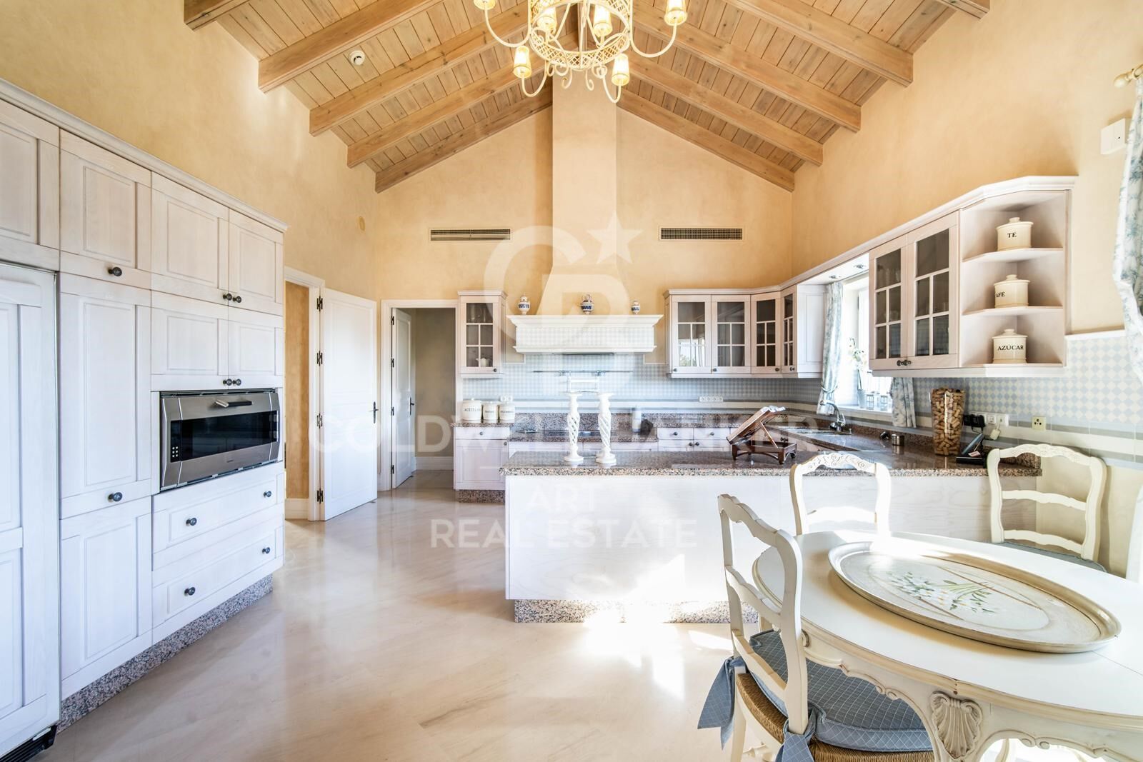 Un sereno oasis de lujo en Altos Reales, Marbella