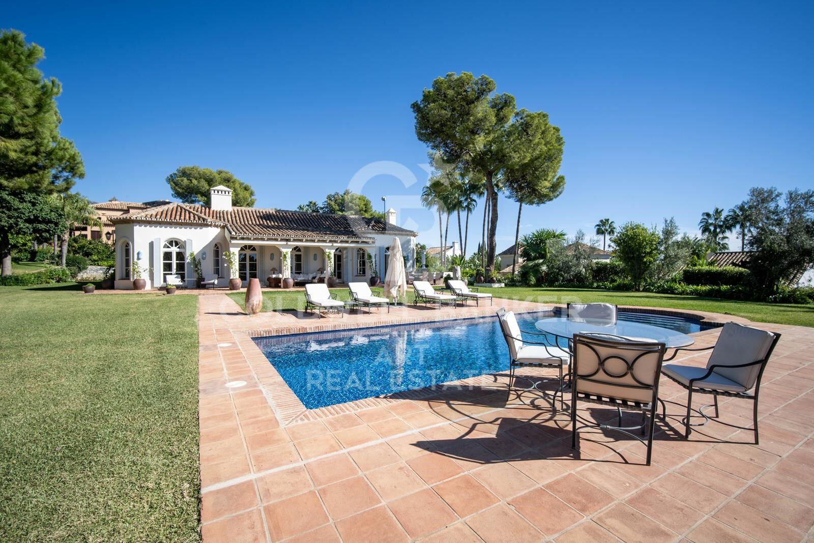 Un sereno oasis de lujo en Altos Reales, Marbella